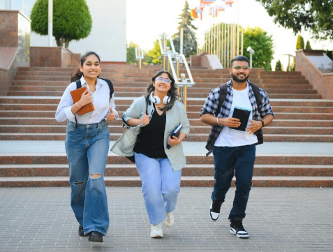 Gap Year atau Langsung Kerja? Ini Pertimbangan yang Perlu Diketahui Fresh Graduate