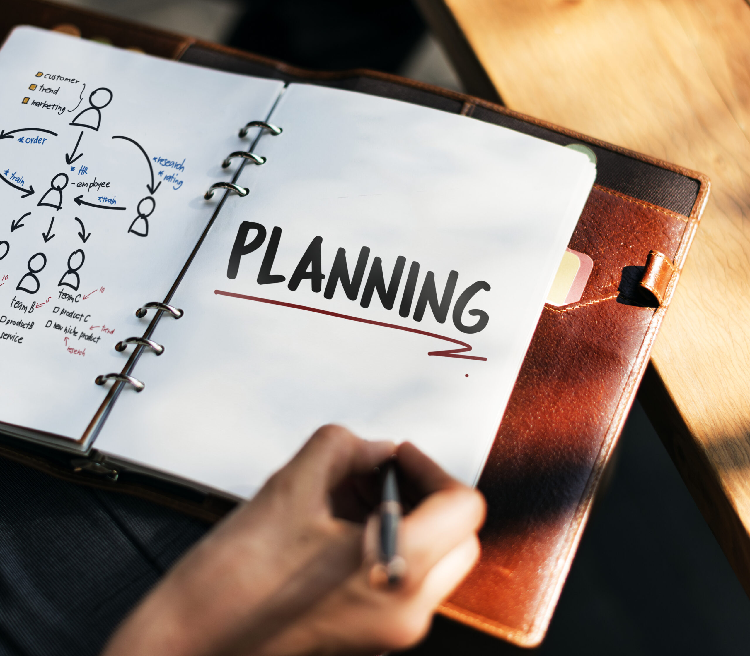 Ilustrasi career planning untuk fresh graduate dengan buku catatan berisi perencanaan karier dan strategi pengembangan diri.