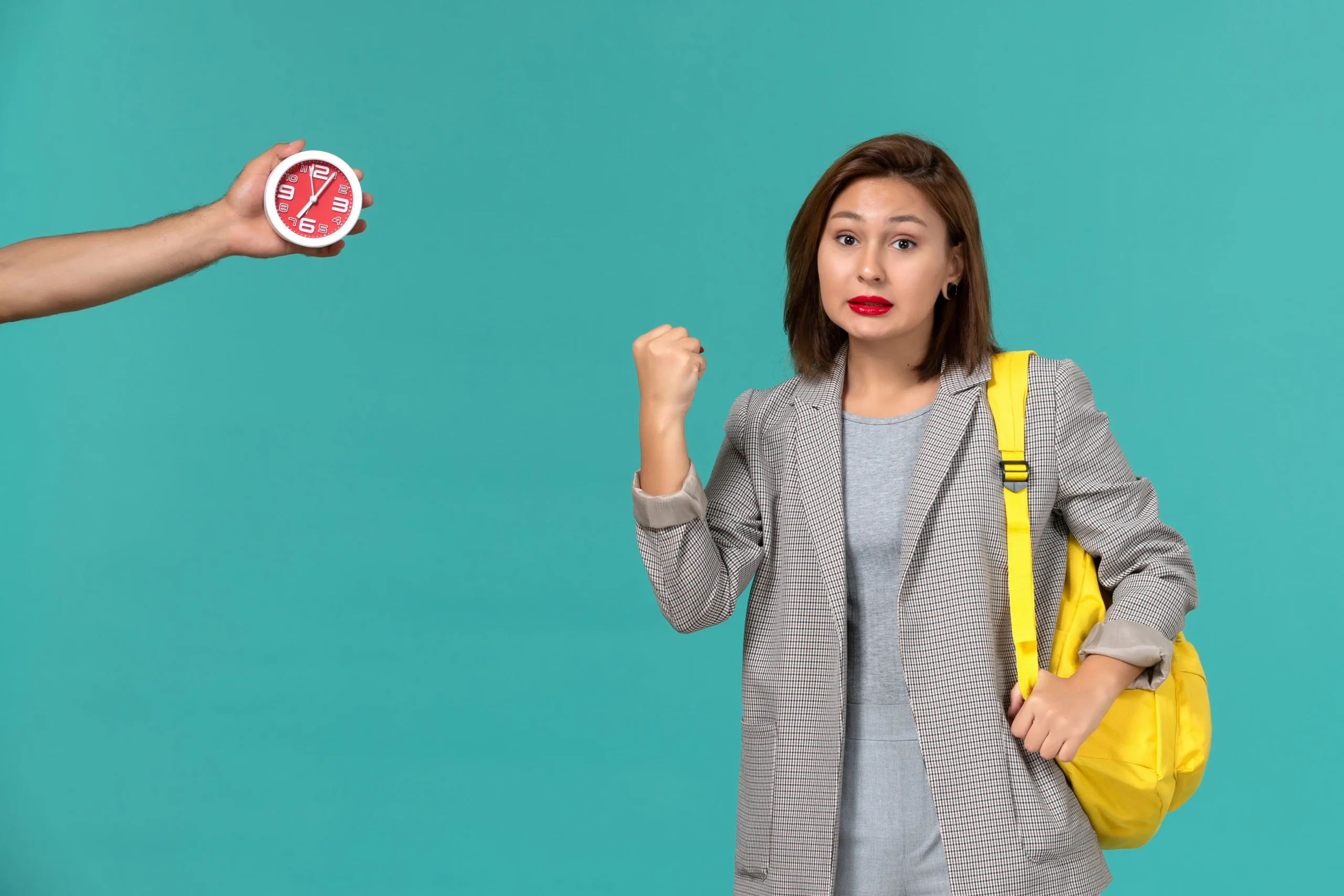 Seorang wanita membawa tas ransel kuning tampak cemas sambil melihat jam yang dipegang seseorang, menggambarkan kekhawatiran pencari kerja saat memiliki career break dalam CV.