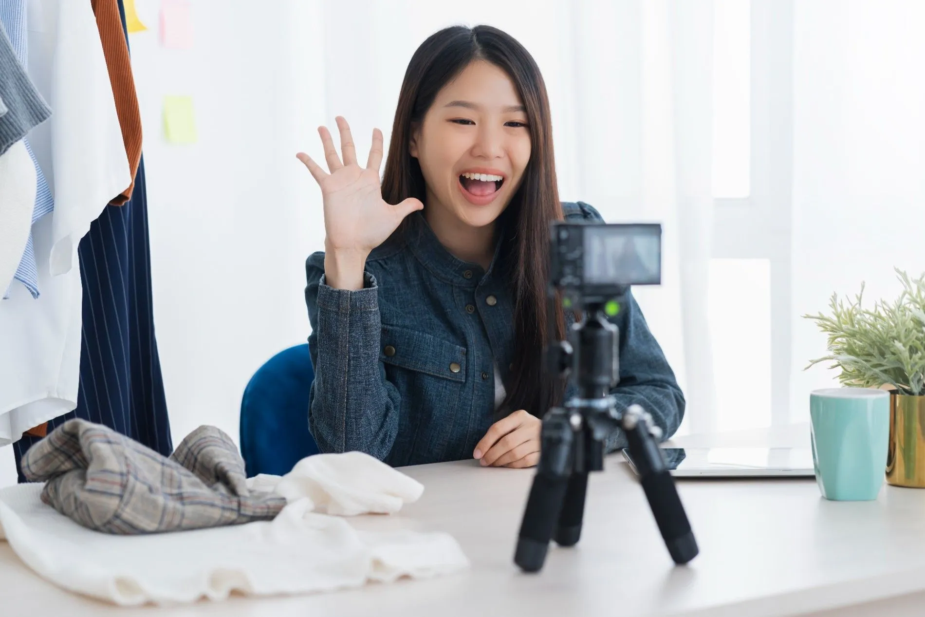 Seorang wanita berprofesi menjadi content creator dalam memasuki pekerjaan entry level fresh graduate