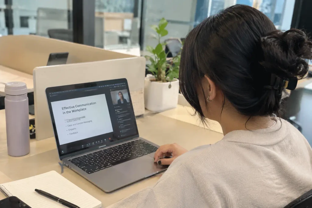 Karyawan mengikuti bootcamp HR Online sambil bekerja