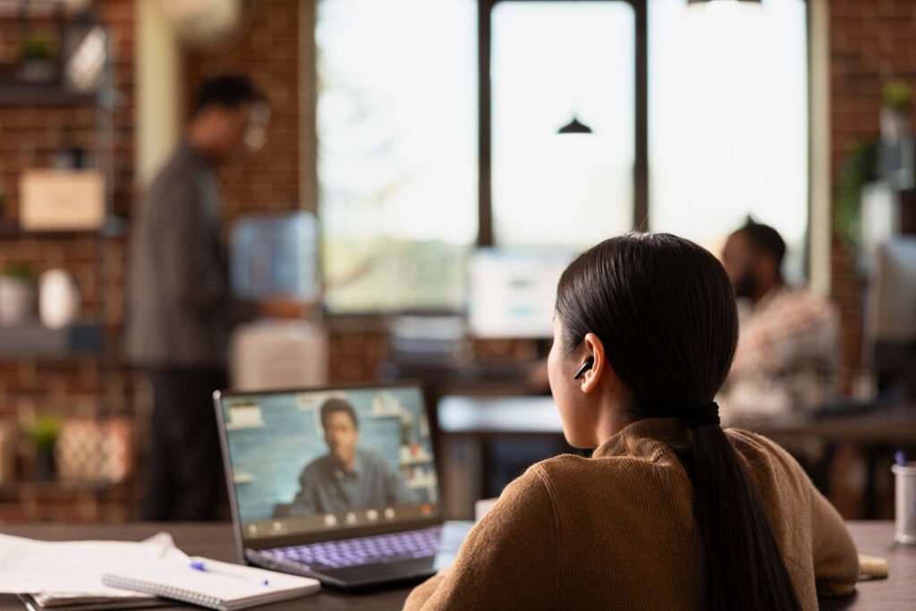 Peserta bootcamp HR mengikuti kelas live Zoom online