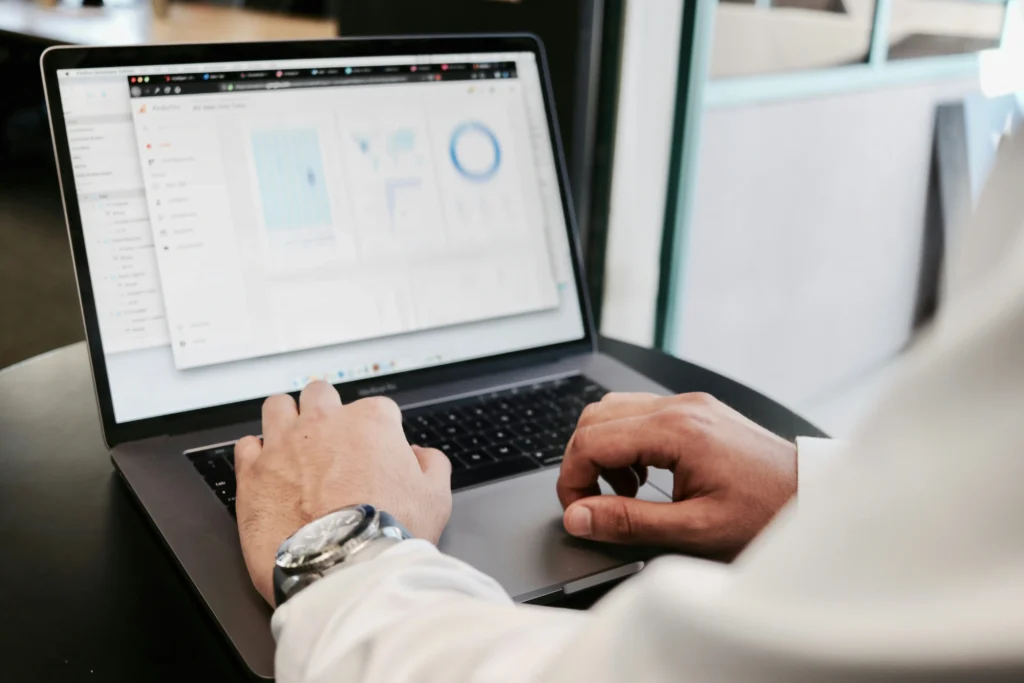 Profesional HR menggunakan software HRIS untuk mengelola data karyawan