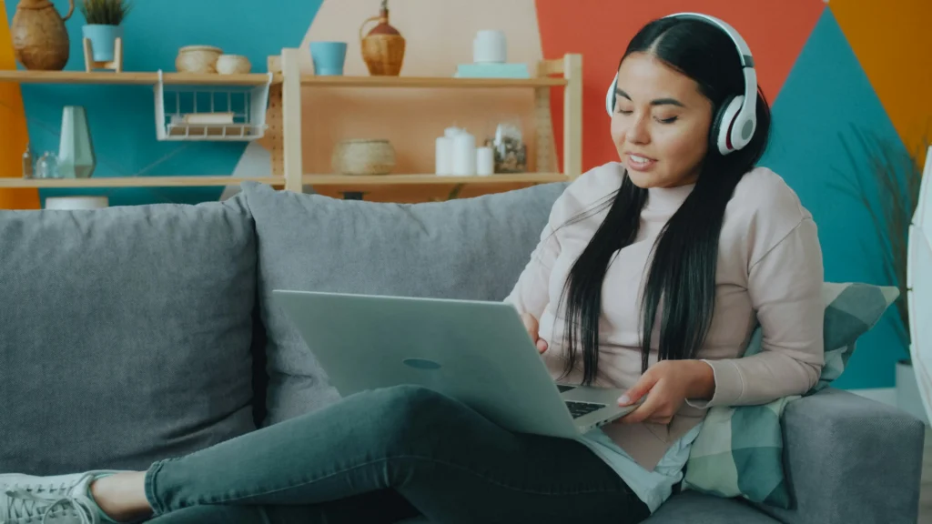 Virtual assistant bekerja secara remote dari rumah
