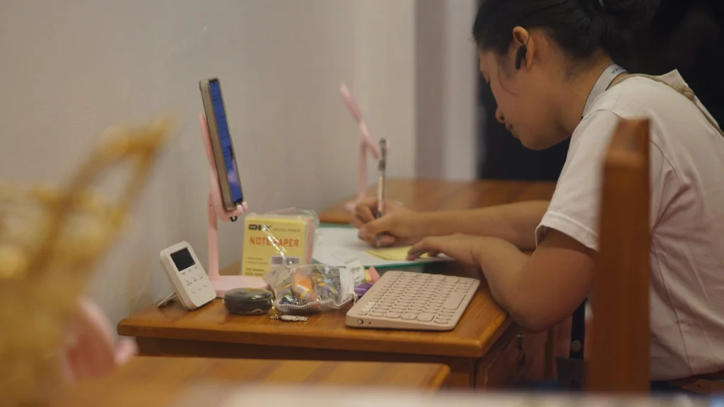 Pemula mempelajari keterampilan Virtual Assistant melalui laptop.