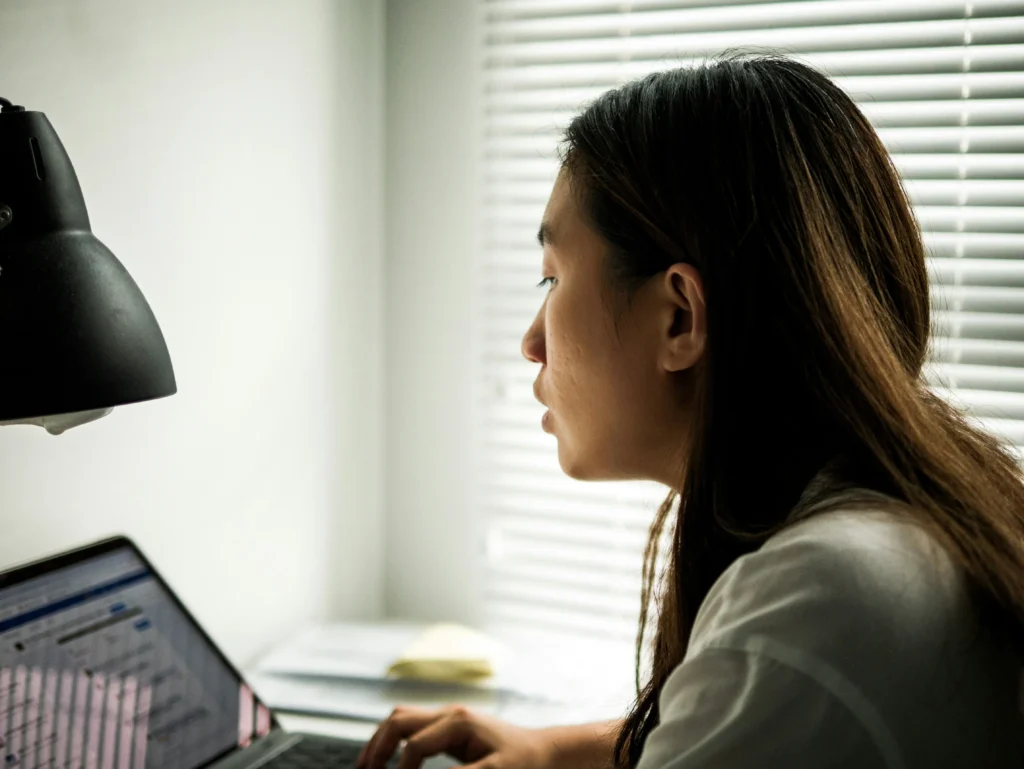 Profesi virtual assistant bekerja secara remote dari rumah.
